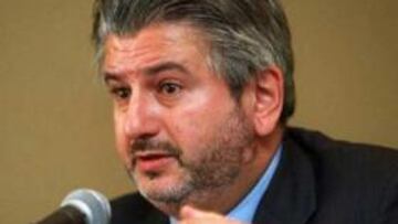 <b>UN PASO MÁS</b>. Tras la denuncia llegó la demostración. Luis de Val aportó los documentos que demuestran la relación entre Echeverría y la fundación Francisco Franco. La polémica continúa.