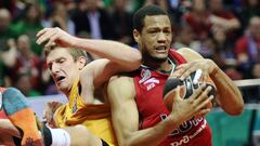 MOS11. Krasnodar (Russian Federation), 15/04/2016.- Justin Doellman (L) of Barcelona and Anthony Randolph (R) of Krasnodar in action during the Euroleague play-off basketball match between Lokomotiv Kuban Krasnodar and FC Barcelona Lassa in Krasnodar, Russia, 15 April 2016. (Euroliga, Baloncesto, Rusia) EFE/EPA/MAXIM ROMANOV  PUBLICADA 16/04/16 NA MA42 2COL