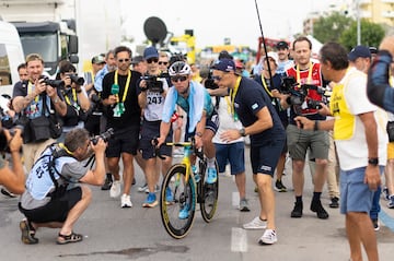 Mark Cavendish tuvo una etapa para olvidar, llegando incluso a a vomitar durante la etapa. El brtánico que busca el récord de victorias de etapa, estuvo a diez minutos de ser descalificado, pero aguantó y en esta edición seguirá en busca de su récord.


