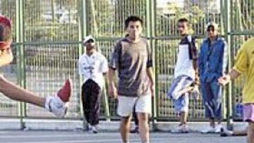 <b>LA PEQUEÑA COLOMBIA. </b>Jóvenes colombianos y ecuatorianos juegan en el parque de Ascao. El que pierde deja la cancha al equipo siguiente.