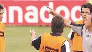 <b>CHARLA EN A MADROA. </b>Víctor dialogó con sus futbolistas antes del entrenamiento que celebró ayer el equipo en Vigo.