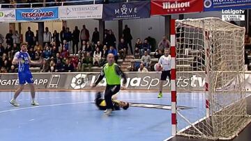 El paradón de balonmano que casi ni se ve cómo lo hizo