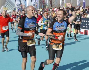 Participantes de la maratón de Valencia Trinidad Alfonso EDP llegando a la meta cerca del Oceanogràfic de Valencia.