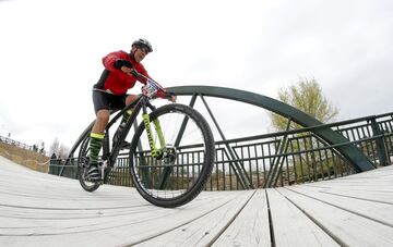 Los duatletas madrile?os Manuel D¨ªaz y Beatriz Molina cosecharon dos trabajadas victorias en la tercera edici¨®n del Du Cross Alcobendas. La localidad recibi¨® a 170 duatletas con el parque natural de Valdelatas como escenario ideal para esta pr¨¢ctica deportiva. El pr¨®ximo reto del circuito ser¨¢ el s¨¢bado 11 de mayo en Villanueva de la Ca?ada.