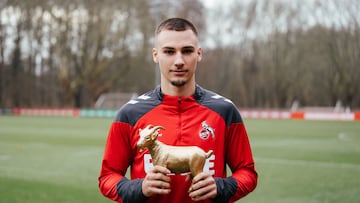 Tim Lemperle, con el trofeo a mejor jugador del mes de diciembre del Colonia