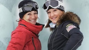 Lola Fern¨¢ndez Ochoa, junto a su hermana, Blanca. Las mujeres salm¨®n.