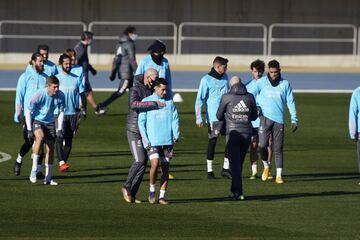 Zidane abraza a Lucas Vázquez. 