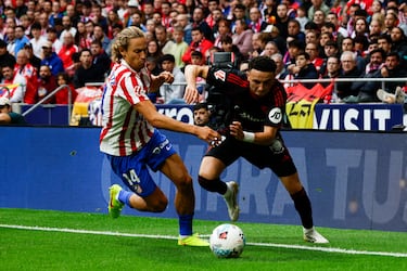 Rubén Vargas intenta irse de Marcos Llorente. 
 