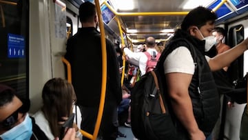 Aglomeraciones en el Metro de Madrid durante el primer d¨ªa de las nuevas restricciones