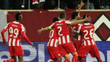 El jugador del Olympiacos Alejandro Domínguez (d) celebra un gol con sus compañeros ante el Manchester United.
