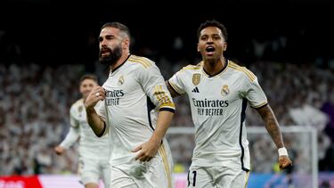 MADRID, 11/11/2023.- El defensa del Real Madrid Dani Carvajal (i) celebra su gol, primero de su equipo, junto a su compañero rodrygo Goes durante el partido de la jornada 13 de LaLiga que Real Madrid y Valencia CF disputan este sábado en el estadio Santiago Bernabéu. EFE/ Mariscal