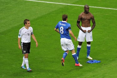 El 28 de junio de 2012, Italia y Alemania jugaban la semifinal de la Eurocopa en Varsovia. En el minuto 38, 'Super Mario' anotó su segundo gol del partido. Balotelli, desde el lugar donde chutó, se quitó la camiseta y marcó musculatura esperando a sus compañeros para celebrar el tanto italiano.