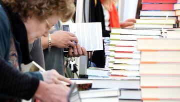 Con la llegada de Sant Jordi, Barcelona se llena de libros y autores dispuestos a firmar sus ejemplares.