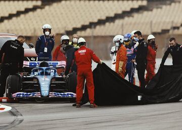 El monoplaza del piloto español se ha roto durante los test realizados esta mañana en el circuito de Montmeló. Han tenido que salir los comisarios con los extintores.


