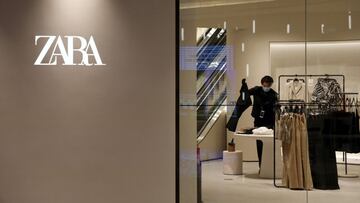 FILE PHOTO: A staff member sorts clothes inside a clothing store of Inditex&#039;s Zara brand at a newly opened shopping mall in Beijing, China April 16, 2021. REUTERS/Tingshu Wang/File Photo