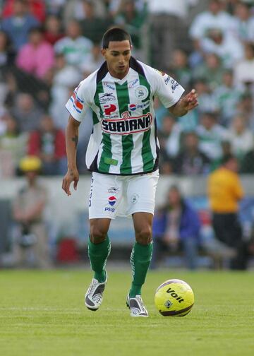 El lateral mexicoamericano vivió sus mejores momentos en la Liga MX vistiendo los colores de Santos Laguna. Edgar Castillo quedó campeón en el Clausura 2008 con los Guerreros y llamó la atención varios clubes del futbol mexicano y de ambas selecciones. 