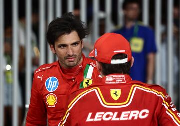 Carlos Sainz habla con Charles Leclerc tras acabar la carrera. 