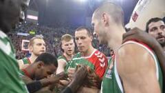 Los jugadores del Baskonia celebran su clasificaci&oacute;n para la Final Four de la Euroliga.