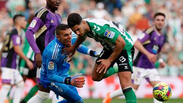 SEVILLA, 18/02/2023.- El delantero del Betis Ayoze Pérez, y el portero del Valladolid Jordi Masip, durante el partido de la Jornada 22 de LaLiga que el Betis y el Valladolid juegan este sábado en el estadio Benito Villamarín de Sevilla. EFE/Julio Muñoz
