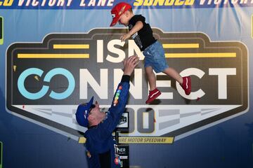 El piloto Kyle Busch celebra con su hijosu victoria en Monster Energy NASCAR Cup Series ISM Connect 300 en el velódromo de New Hampshire.