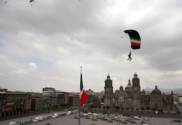 Desfile por la Independencia rinde homenaje a héroes de la salud