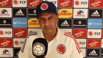 Carlos Paniagua, técnico de la Selección Colombia Femenina Sub 17, habla con los medios de la FCF