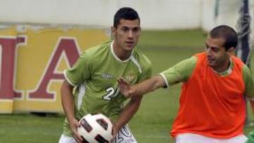 <b>CON EL BALÓN. </b>Sergio (izq.), otra apuesta de Mel por el toque.