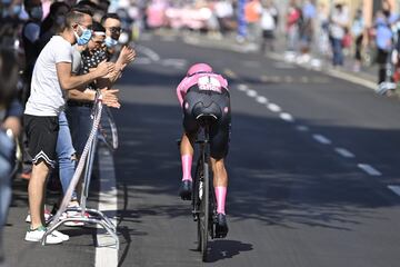 El corredor del Team INEOS - Grenadiers hizo historia en el deporte colombiano y se coronó campeón del Giro de Italia. Bernal mantuvo la ventaja en la clasificación general y tras la contrarreloj en la última etapa, se quedó con el título. 