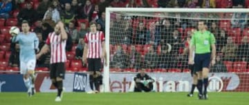 Tristeza de los jugadores del Athletic tras el gol 0-1 de Etxeita en propia puerta. 