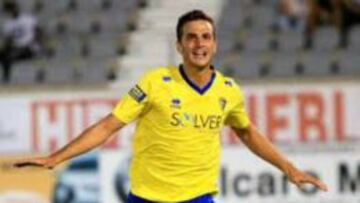 Juan Villar, del Cádiz, primer fichaje del verano