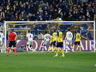 Atalanta's Italian goalkeeper #57 Marco Sportiello (C) watches as the ball hits the net after Union St-Gilloise's Israeli forward #25 Anan Khalaili shoots to score his team's first goal during the UEFA Champions League - League phase, Matchday 8 - football match between Royale Union Saint-Gilloise and Atalanta BC at the RSC Anderlecht Stadium in Brussels, on January 28, 2026. (Photo by SIMON WOHLFAHRT / AFP)