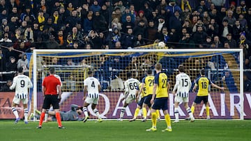 Atalanta's Italian goalkeeper #57 Marco Sportiello (C) watches as the ball hits the net after Union St-Gilloise's Israeli forward #25 Anan Khalaili shoots to score his team's first goal during the UEFA Champions League - League phase, Matchday 8 - football match between Royale Union Saint-Gilloise and Atalanta BC at the RSC Anderlecht Stadium in Brussels, on January 28, 2026. (Photo by SIMON WOHLFAHRT / AFP)