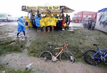 Espectadores se refugian de la fuerte lluvia.