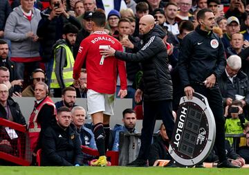 La relación entre Cristiano Ronaldo y el Manchester United se rompió en pleno Mundial de Qatar. El club inglés anunció la salida del portugués de mutuo acuerdo y así acababan unas semanas de mensajes cruzados entre el futbolista y el entrenador Ten Hag. Cristiano es un mito de los ‘Red Devils’, con más de 300 partidos y más de 100 goles en sus dos etapas.