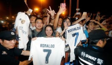 Cientos de aficionados chinos recibieron al Real Madrid.