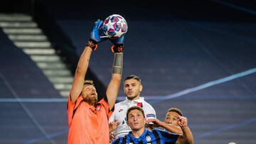 Lisbon (Portugal), 12/08/2020.- Atalanta&#039;s goakeeper M. Sportiello (L) in action against Paris Saint-Germain&#039;s Mauro Icardi (C) during the UEFA Champions League quarter final soccer match Atalanta vs Paris Saint-Germain held at Luz Stadium in Li