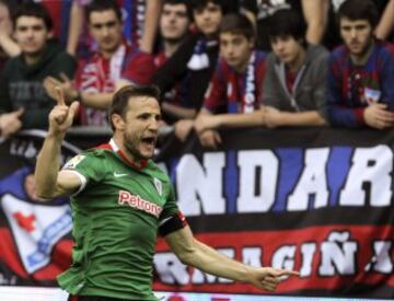 El defensa del Athletic Club Carlos Gurpegui celebra el gol marcado al Eibar durante el partido de la vigésima quinta jornada de Liga de Primera División