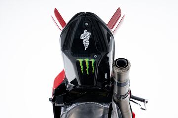 Ducati ha presentado en Madonna di Campiglio a sus equipos de MotoGP y Superbike para la temporada 2023. Los detalles de la Desmosedici son un propulsor 4 tiempos V4 a 90?, refrigeraci¨®n por l¨ªquido, distribuci¨®n desmodr¨®mica con doble ¨¢rbol de levas en cabeza y 4 v¨¢lvulas por cilindro.
