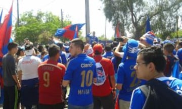 Los hinchas dieron su apoyo al plantel de la U en la previa del Clásico Universitario.