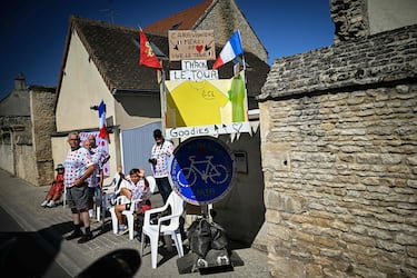 Estos artefactos suelen estar colocados y decorados de forma que invitan a los ciclistas a apuntarles con sus bidones directamente, convirtiendo el acto de desecharlos en un intercambio lúdico.