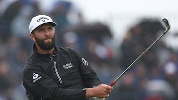 El golfista español Jon Rahm golpea una bola durante la jornada final del British Open de golf.