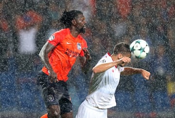 Clement Lenglet con Emmanuel Adebayor.