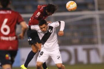 César Fuentes le gana un cabezazo a Ignacio González de Danubio.