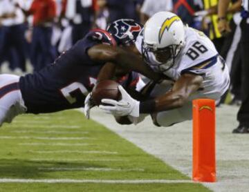 Touchdown de Vincent Brown (86) de San Diego Chargers en el partido ante Houston Texans.