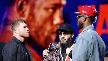 NEW YORK, NEW YORK - MARCH 06: Canelo Alvarez of Mexico (L) faces off with William Scull of Cuba (R) as chairman of Saudi Arabia's General Entertainment Authority Turki Alalshikh (C) holds the belts during a press conference to promote their Super Middleweight World Championship fight at Radio City Music Hall on March 06, 2025 in New York City. Sarah Stier/Getty Images/AFP (Photo by Sarah Stier / GETTY IMAGES NORTH AMERICA / Getty Images via AFP)