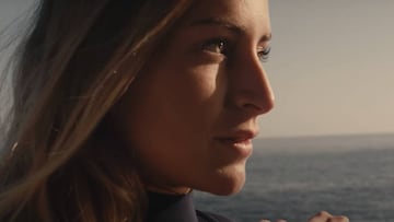 Lucía Martiño mirando al horizonte en Indonesia, en un fragmento de la película INSIDE: The Journey.