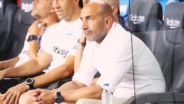 Abelardo, entrenador del Alavés, durante un partido frente al Barcelona.