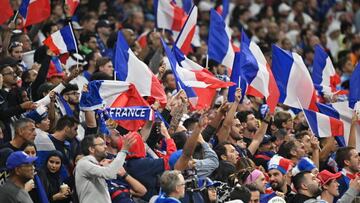 Aficionados de Francia en el Estadio Al Bayt durante el partido de Francia vs. Inglaterra en cuartos de final de Qatar 2022.