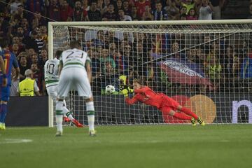 Parada de Ter Stegen a Dembélé en el lanzamiento del penalti. 