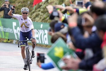 Stefan Denifl celebra la victoria de etapa. 